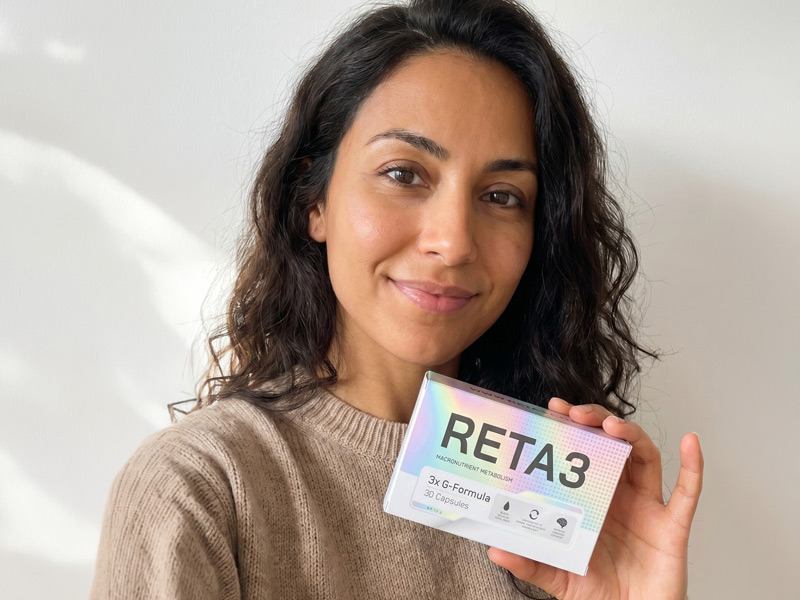 Person mit Reta 3 Produkt für die tägliche Routine